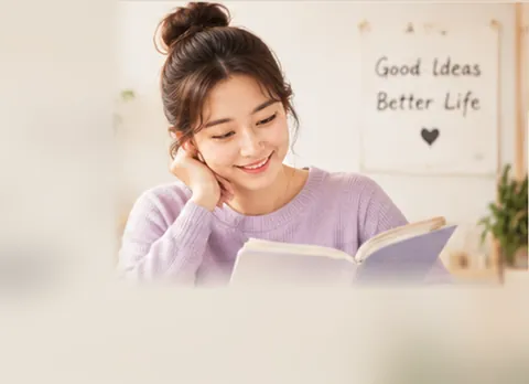 활짝 웃는 성인 여성